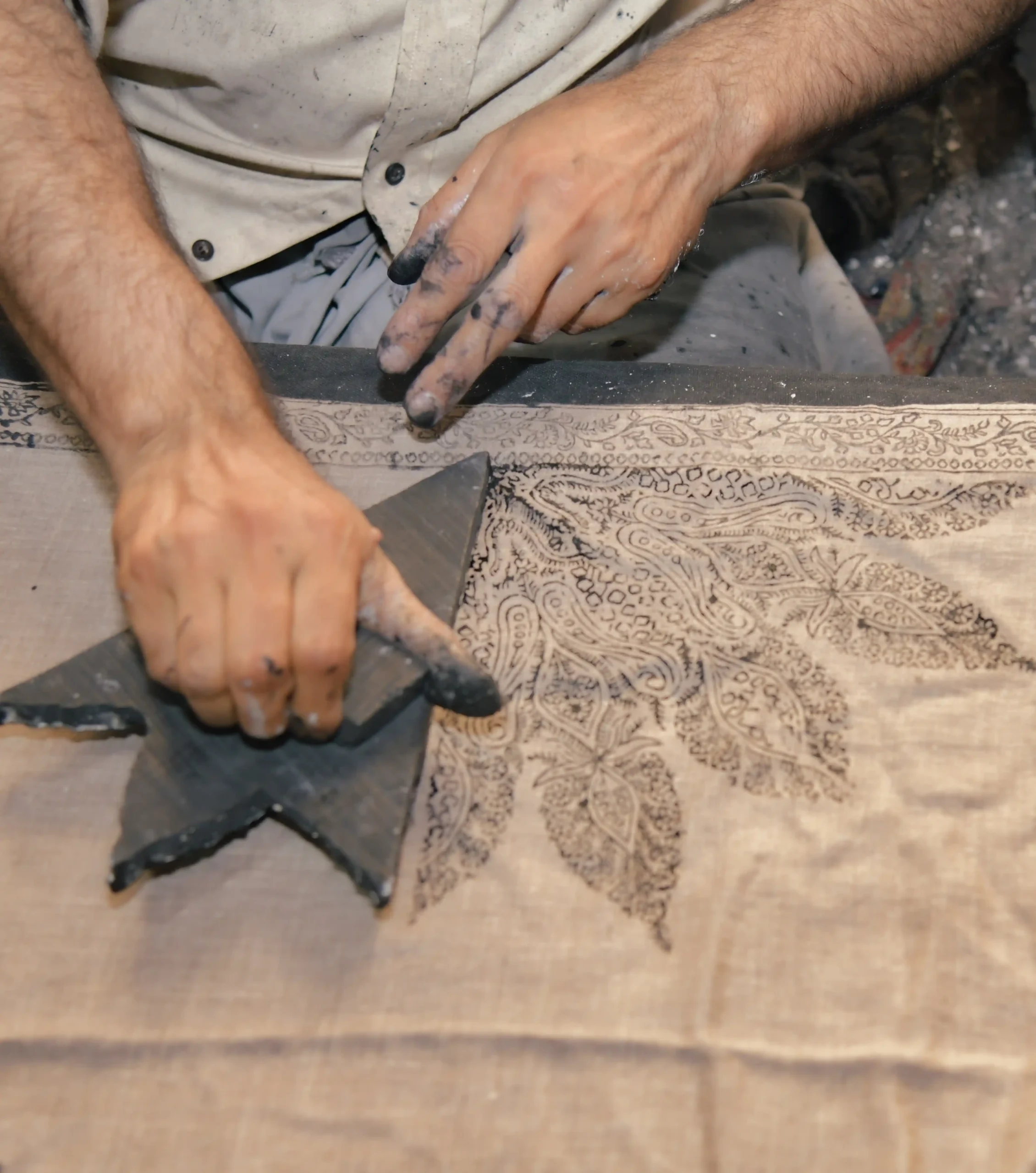 design tracing on a pashmina in kashmir