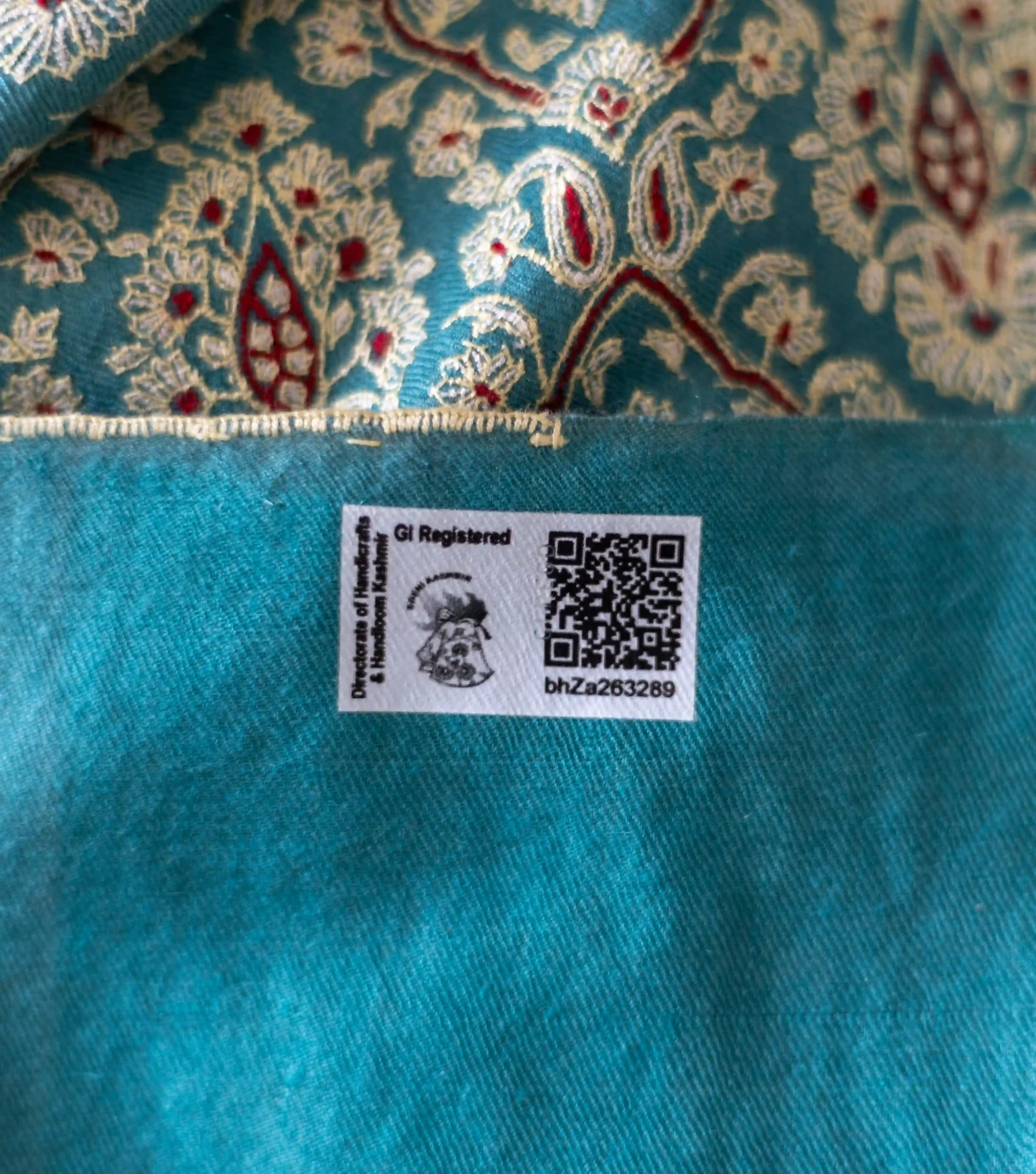 gi certified shawls and scarves in kashmir